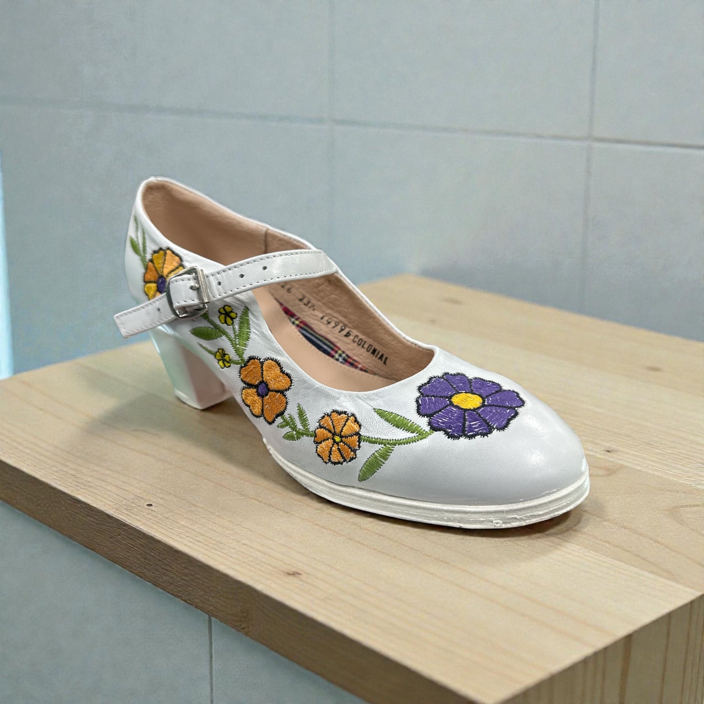 Colonial #2261 Zapato Folklorico Blanco Bordado Mujer